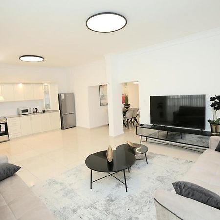 City Center Luxury Apartment In نتانيا المظهر الخارجي الصورة